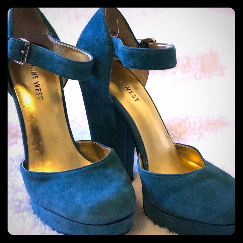Sz 6m Nine West Platform closed toed suede shoes